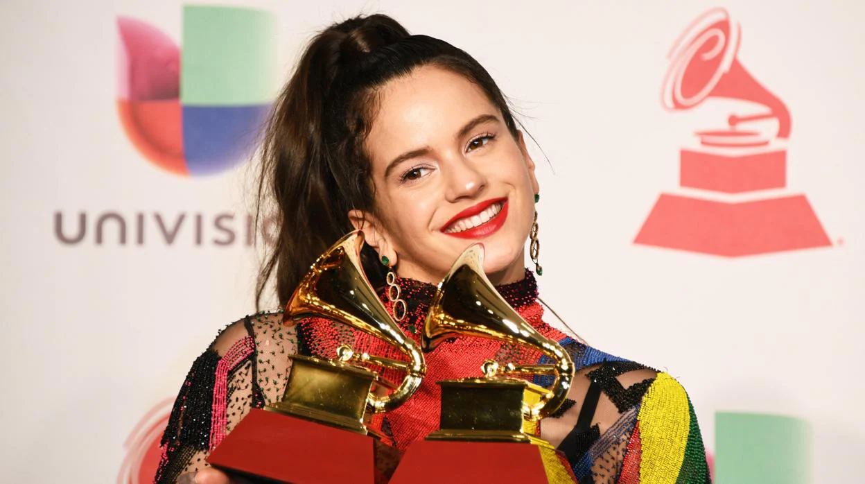 La cantante Rosalía posa con sus Grammys latinos