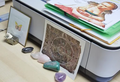 Detalle de algunas de las piedras de la artista sobre su escritorio