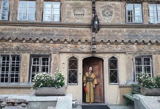 Setsuko, viuda de Balthus, en el exterior del Grand Chalet de Rossinière (Suiza)