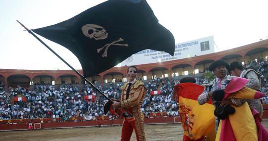 Padilla, bandera pirata en mano, da la vuelta al ruedo