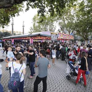 El escenario en una pista de coches de choque es ya un clásico del festival sevillano