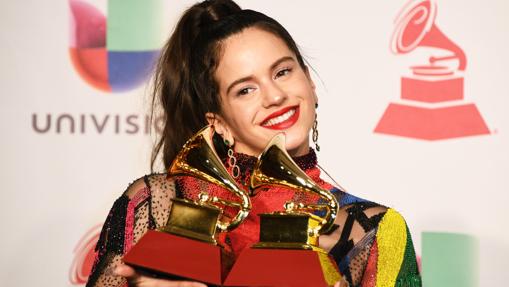 Rosalía con sus premios Grammy