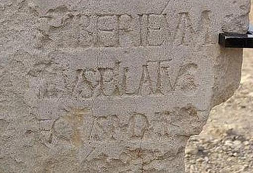 Piedra hallada en Cesarea con una dedicatoria a Tiberio de Poncio Pilato