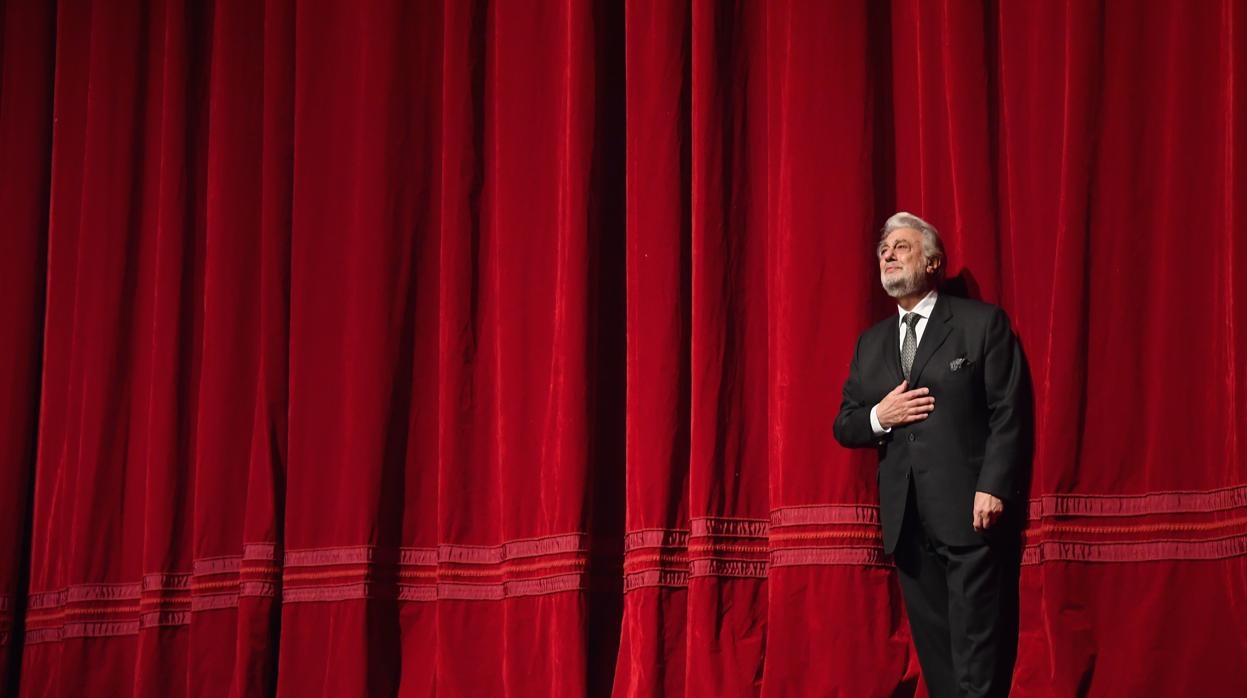 Plácido Domingo recibe la ovación del público en el escenario del Met