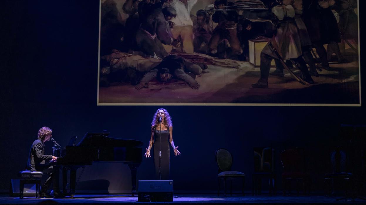 Ana Belén, durante su interpretación de «España, camisa blanca de mi esperanza»