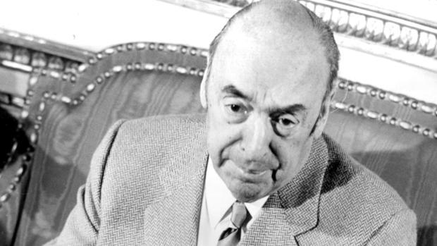 «Hay que reivindicar a Neruda. Está de moda meterse con poetas que literariamente son indiscutibles»