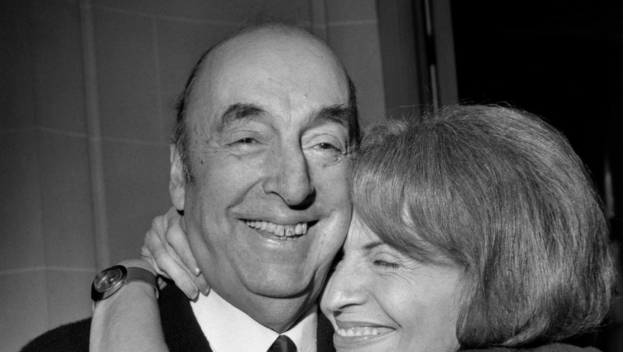 Pablo Neruda con Matilde Urrutia en 1971 tras ganar el Premio Nobel de Literatura