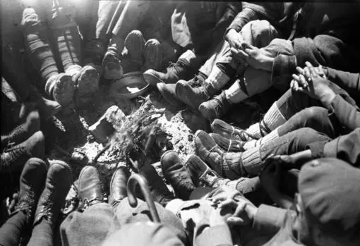 Requetés del Tercio del Rey precariamente calzados «al calor» del fuego en el puerto de Navafría en octubre de 1936