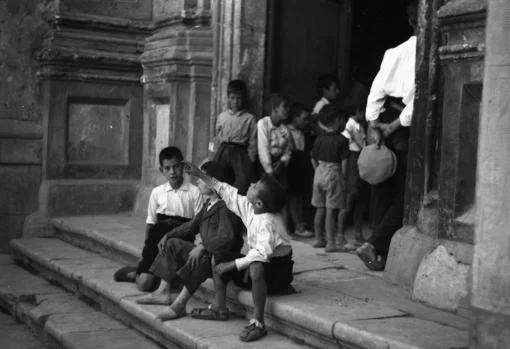 Unos niños en la escalinata de la iglesia de San Juan Bautista de Jadraque en 1937