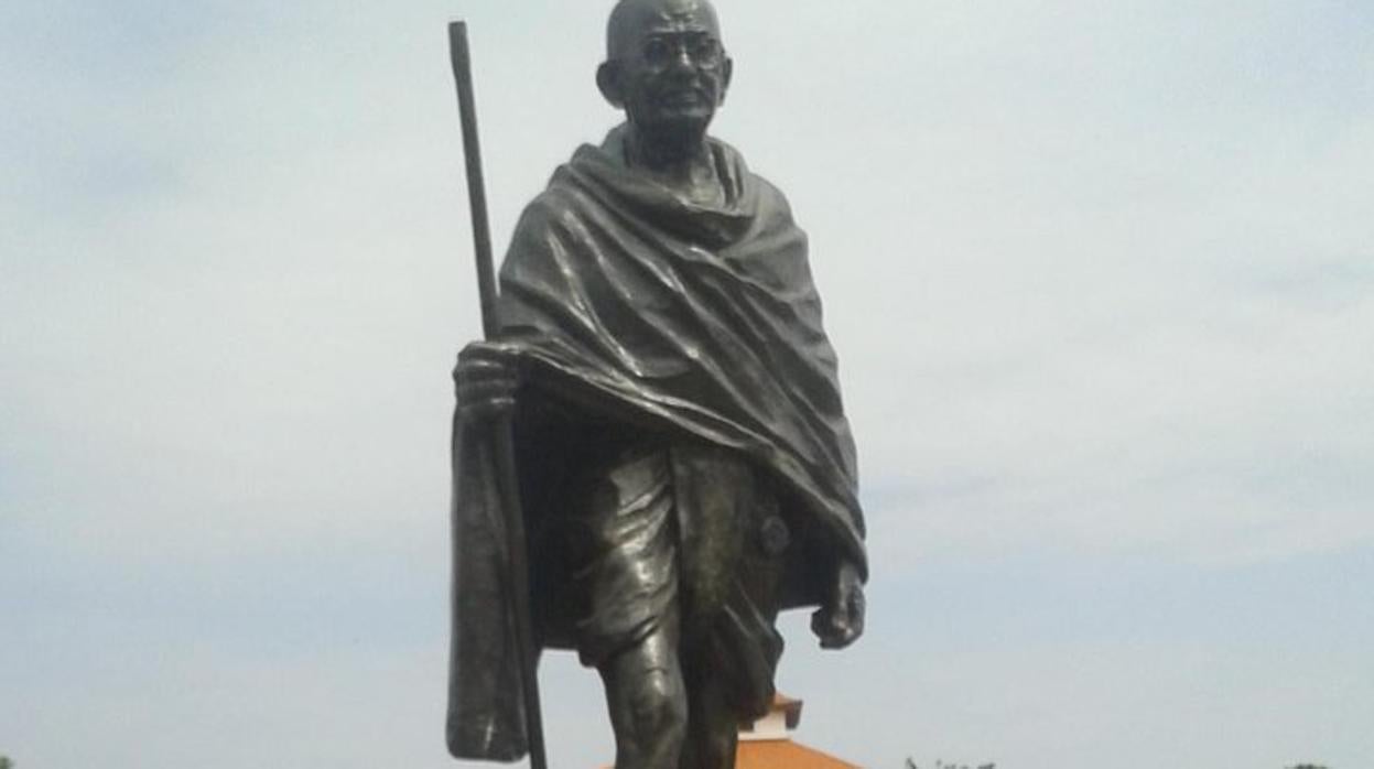 Retiran una estatua de Ghandi de la Universidad de Ghana tras acusarlo de racista