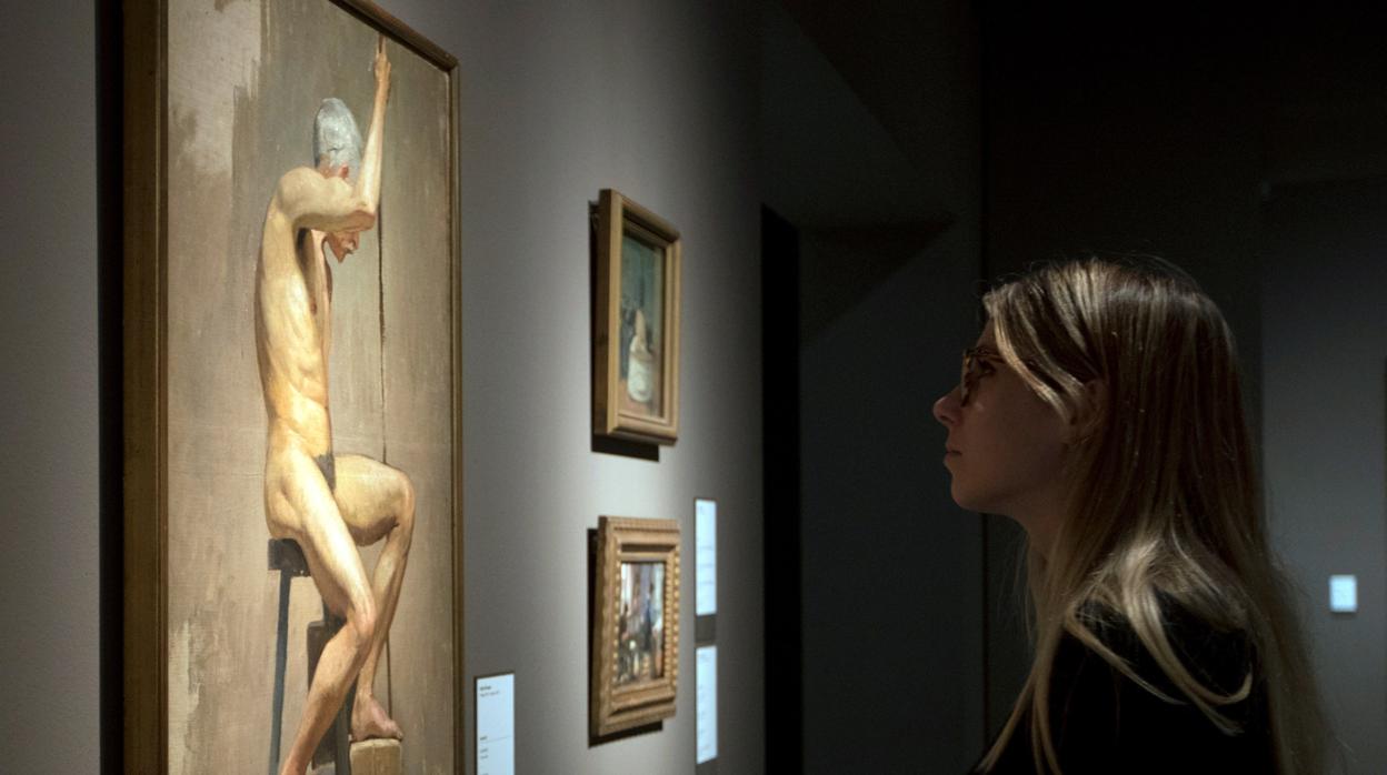 Una visitante observa la obra «Academia» (1896-1897), de Pablo Picasso