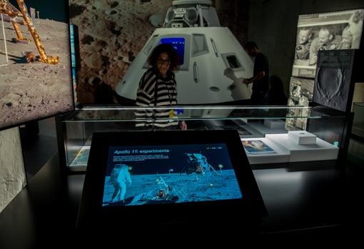 El viaje del Apolo XI centra la primera parte de la exposición