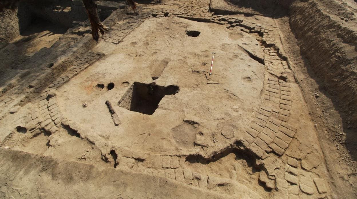 El recinto ceremonial descubierto tiene forma de «D»