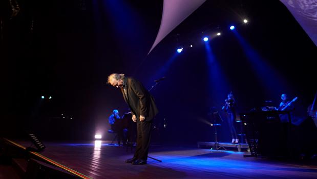 Serrat interrumpe un concierto en Barcelona para reprender a un espectador que le pidió cantar en catalán