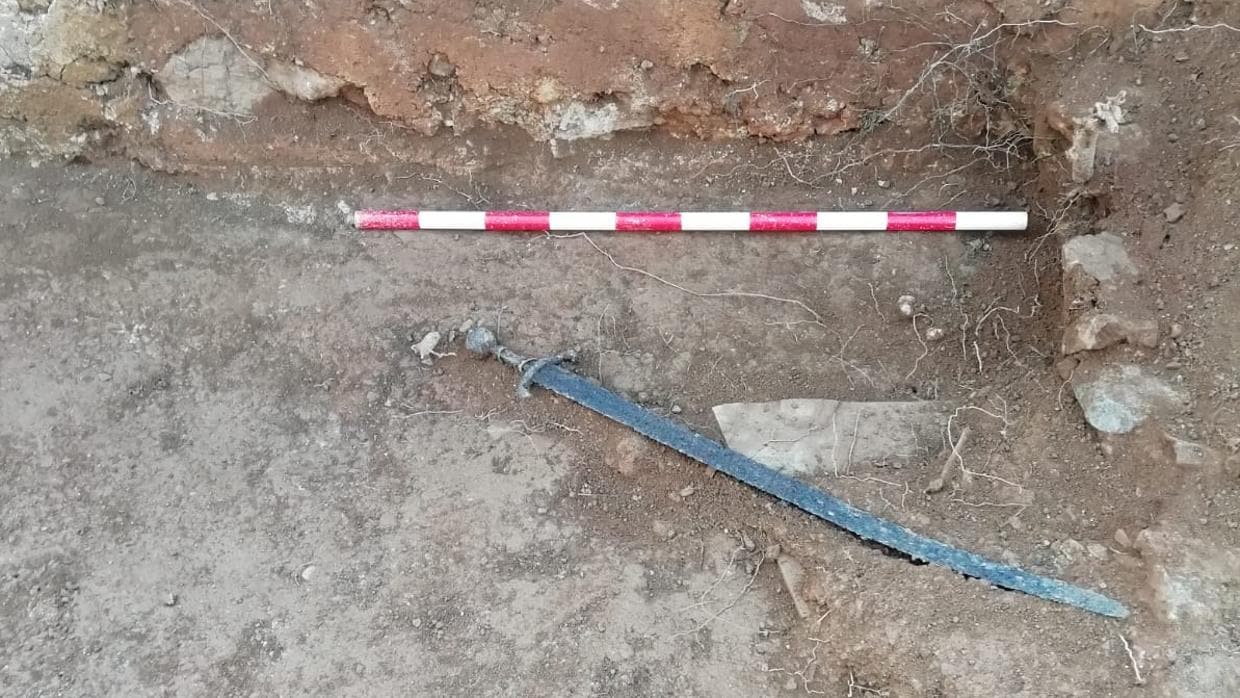 La espada del siglo XIV encontrada en las obras de la muralla del castillo de Ahín (Castellón)