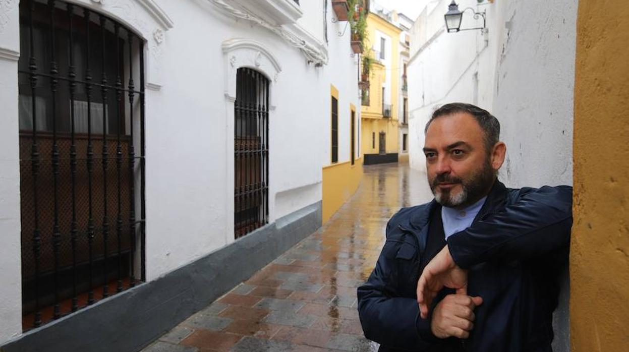 Sánchez Adalid por las calles de Córdoba, donde se desarrolla la novela