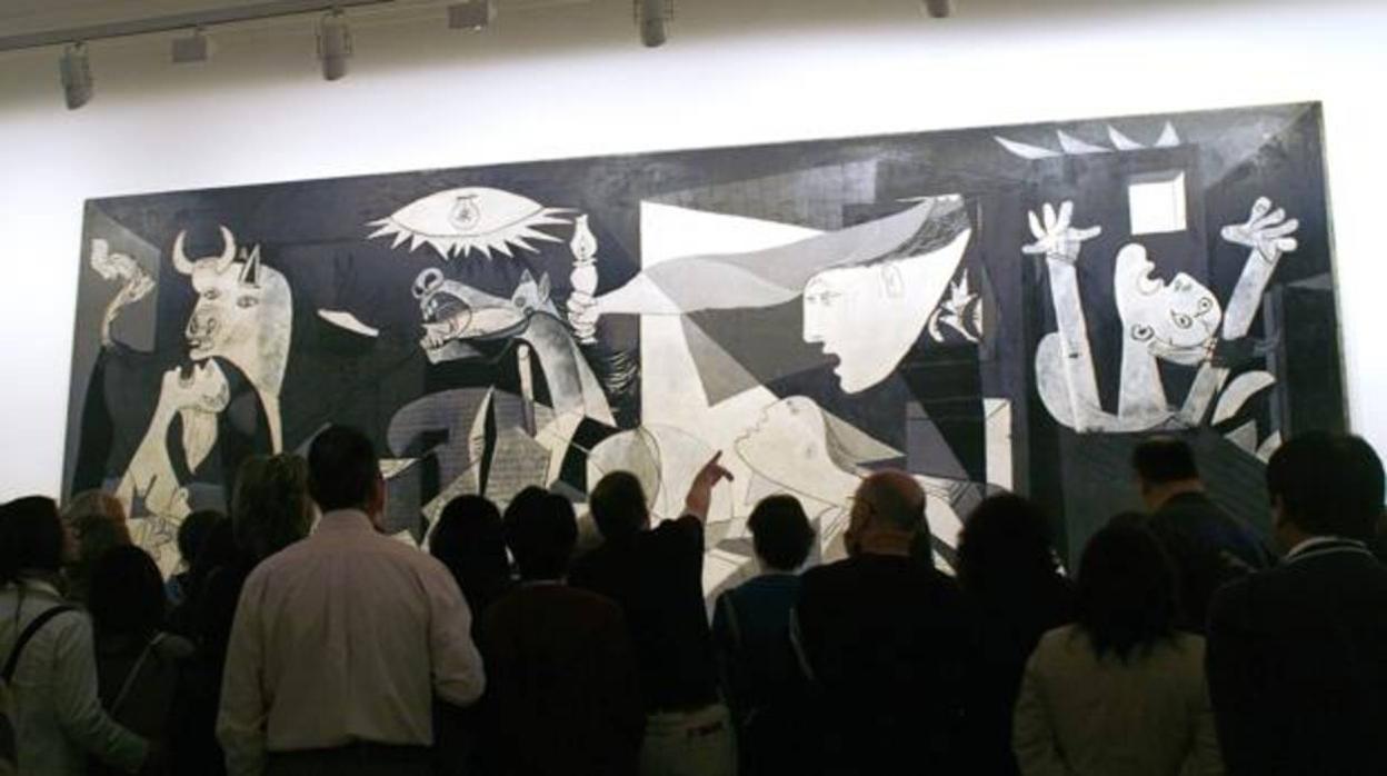 Visitantes en torno al «Guernica» de Picasso, la gran joya del Reina Sofía