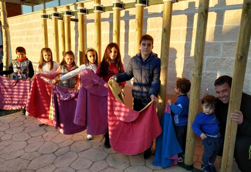 Alejandro, Carmen, Lucía, Cinthya, Ángela, Pedro, Raúl y Fernando, con su hijo, Ángel