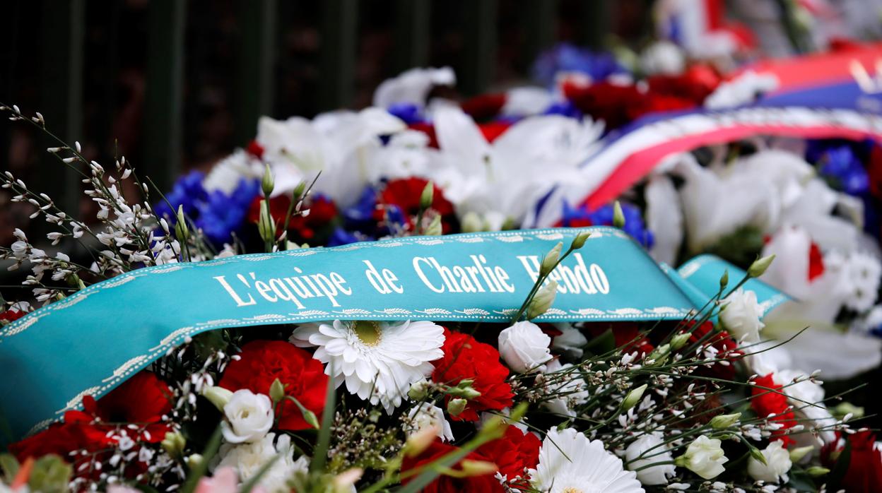 Una corona de flores a las puertas de la antigua sede de la revista satírica «Charlie Hebdo», en París