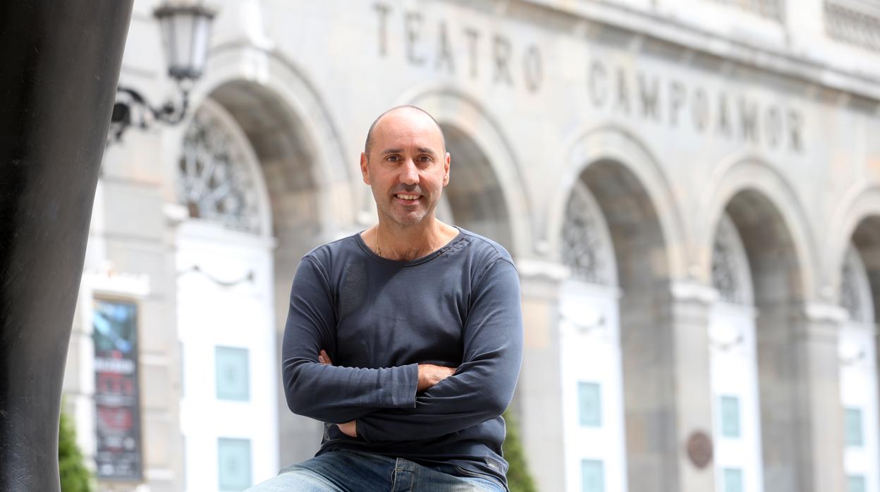 Javier Menéndez Álvarez junto al Teatro Campoamor, donde tiene lugar la temporada de ópera