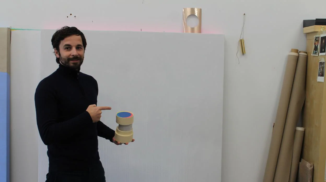 Alejandro Botubol con unas cintas, elemento principal de su exposición en Alcobendas y ARCO