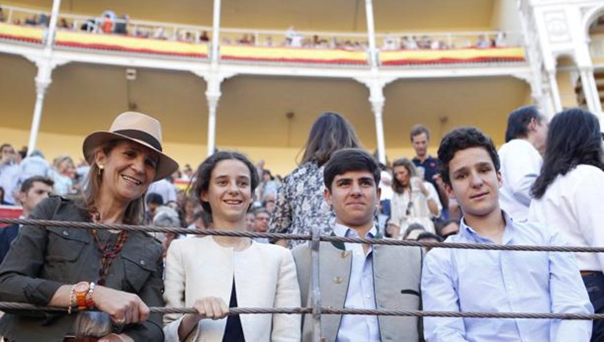 La infanta Elena junto a sus hijos, y un amigo, en una corrida de toros en Madrid