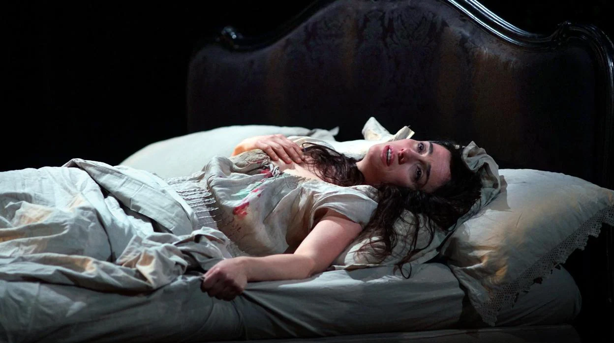 La soprano Ermoneja Jaho agoniza como Violetta en el final de «La traviata»