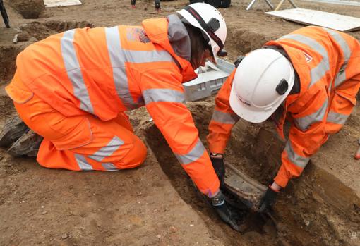 Arqueólogos en el lugar donde han sido encontrados los restos del capitán Flinders