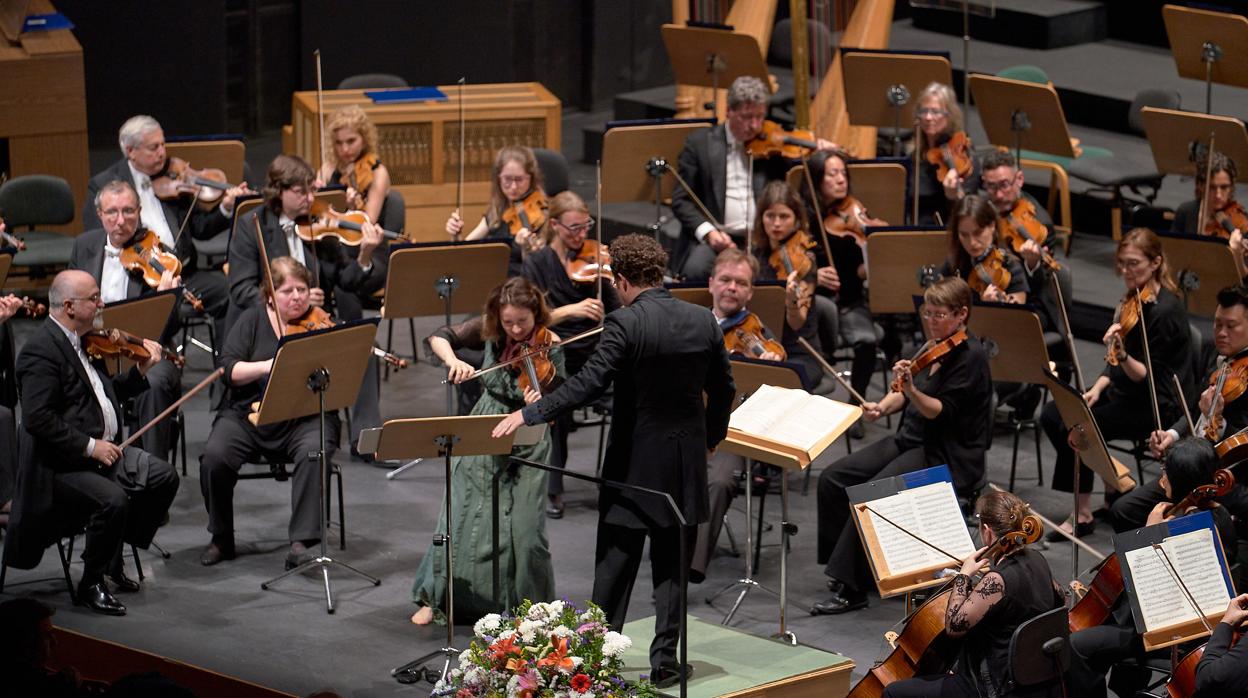 Patricia Kopatchinskaja tocando junto a la ROSS durante el concierto