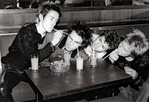 Sid con los Pistols, "atacado" por Johnny Rotten