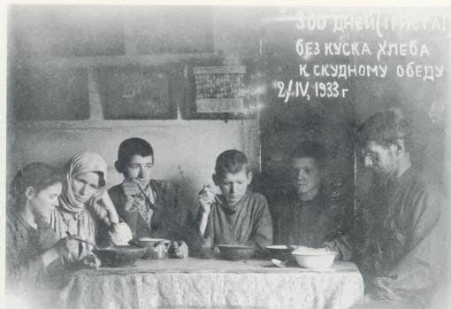 Fotografía hecha en 1933 por Mikola Bokan con el texto: «Trescientos días sin una rebanada de pan». El autor pagó hacer esta y otras fotografías con su entrada en el Gulag