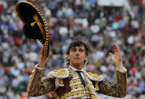 Andrés Roca Rey da la vuelta al ruedo sombrero mexicano en mano