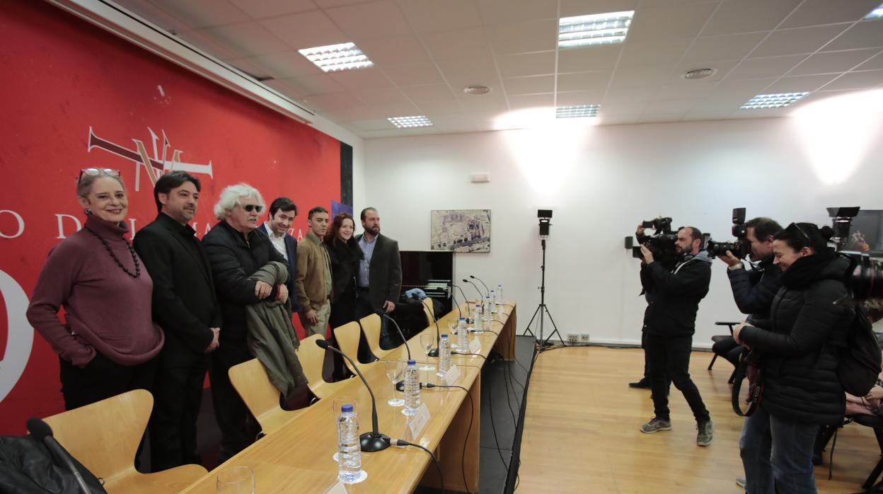 Vicky Peña, Antonio Gandía, Mario Gas, Óliver Díaz, Ángel Ruiz, María José Moreno y Ernesto Morillo, ayer en el teatro