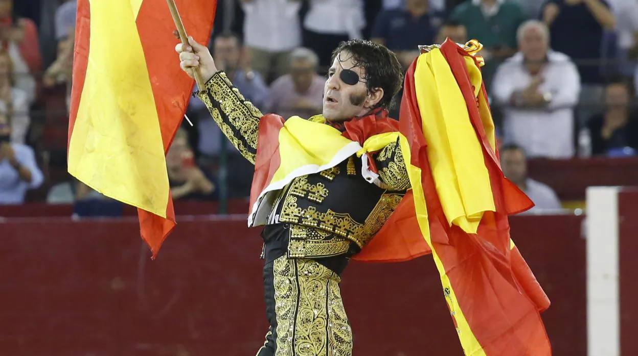Juan José Padilla da la vuelta al ruedo envuelto en la bandera de España