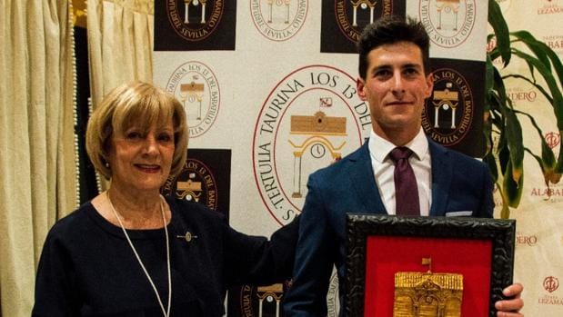 García Navarrete recoge el premio de «Los 13» al mejor novillero de la temporada sevillana