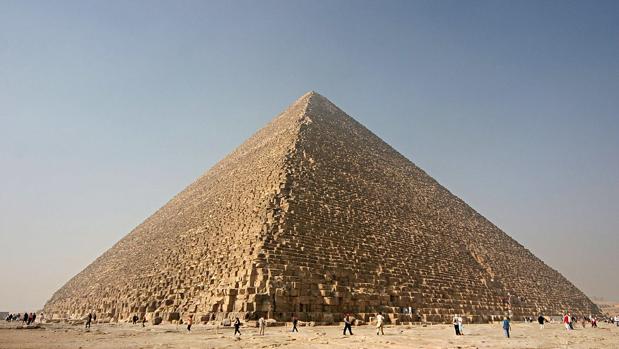 La singular piedra de la pirámide de Giza que enfrenta a Escocia y Egipto