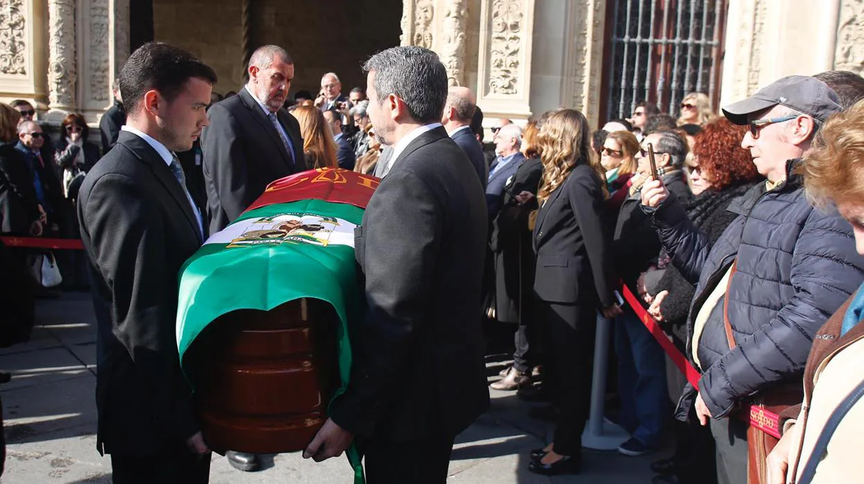 Llegada al Ayuntamiento de Sevilla del féretro con los restos mortales de Salvador Távora