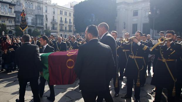 «Silencio blanco» para despedir a Salvador Távora entre su gente en Sevilla