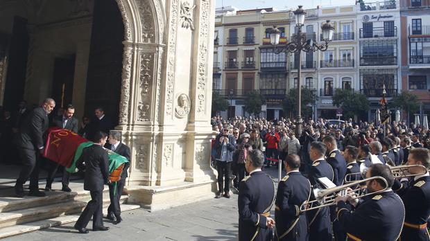 Sevilla despide a Salvador Távora con una capilla ardiente en el Ayuntamiento