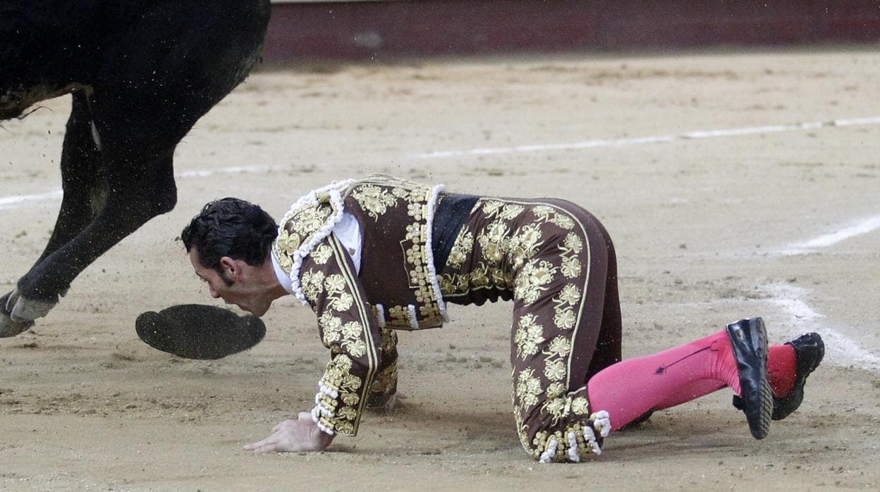 Pepe Moral fue arrollado con violencia por su primer toro de Miura en Valdemorillo