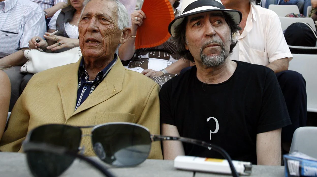 Joaquín Sabina, con Paco Camino, en la Monumental de Barcelona