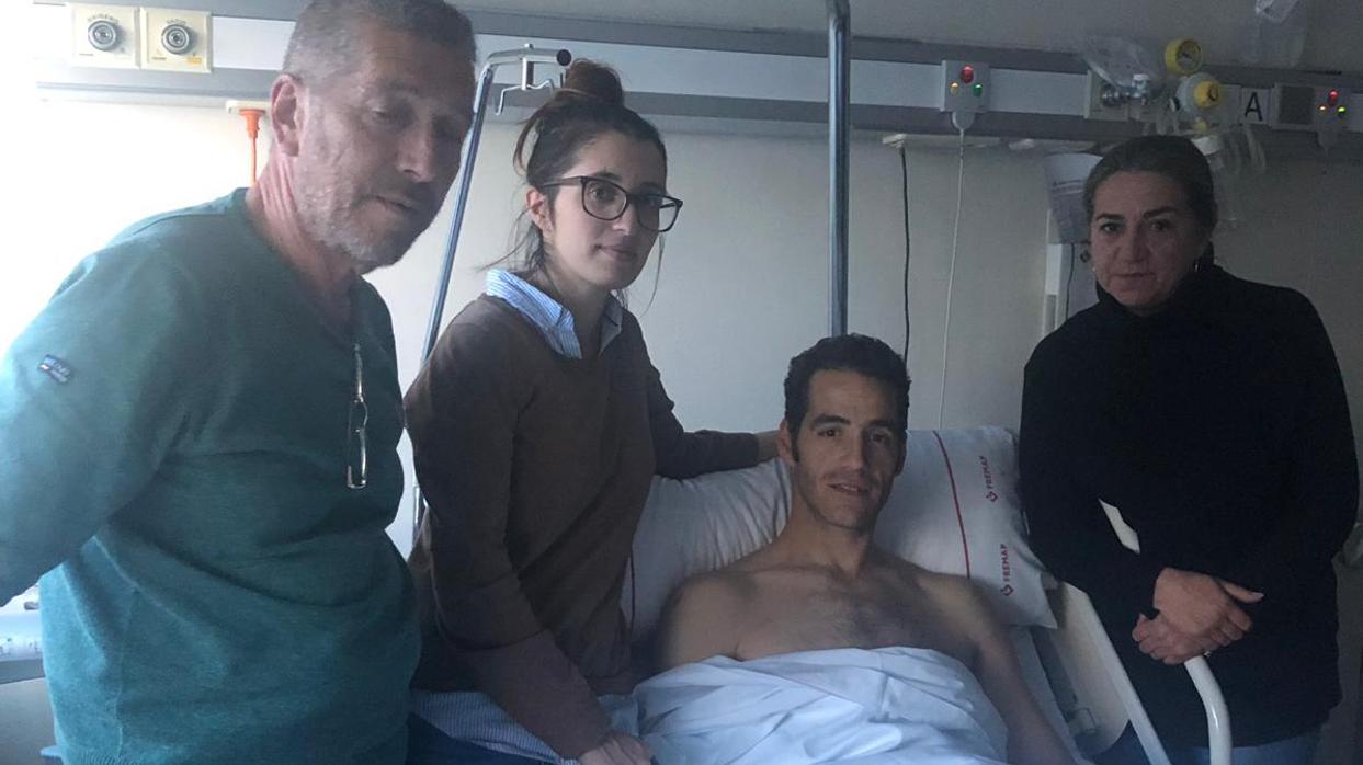 Pepe Moral, junto a sus padres y esposa en la clínica Fremap de Majadahonda (Madrid)