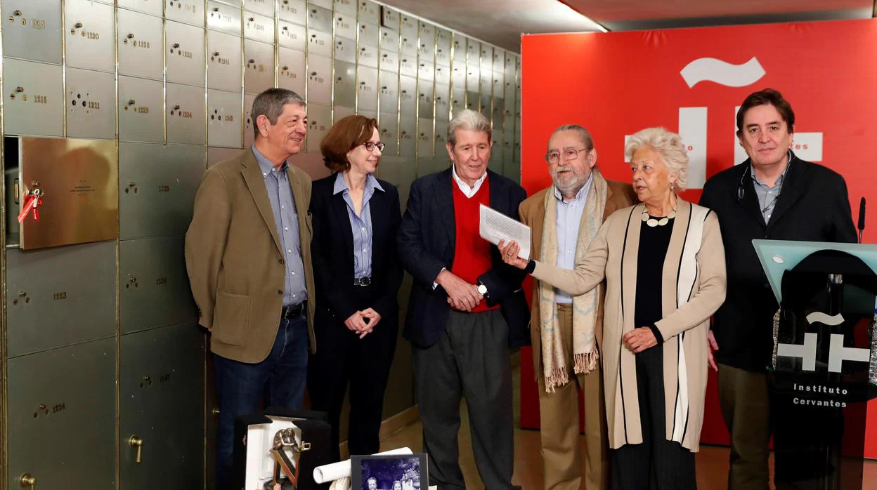 Los editores con el director del Cervantes, Luis García Montero (dcha)