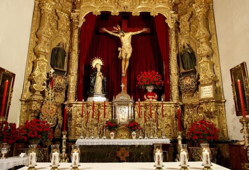 Altar con el Cristo de la Caridad al centro