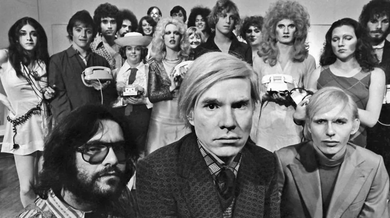 Andy Warhol con el elenco de «Pork» en La Mama, 1971. Cortesía del archivo Jack Mitchell