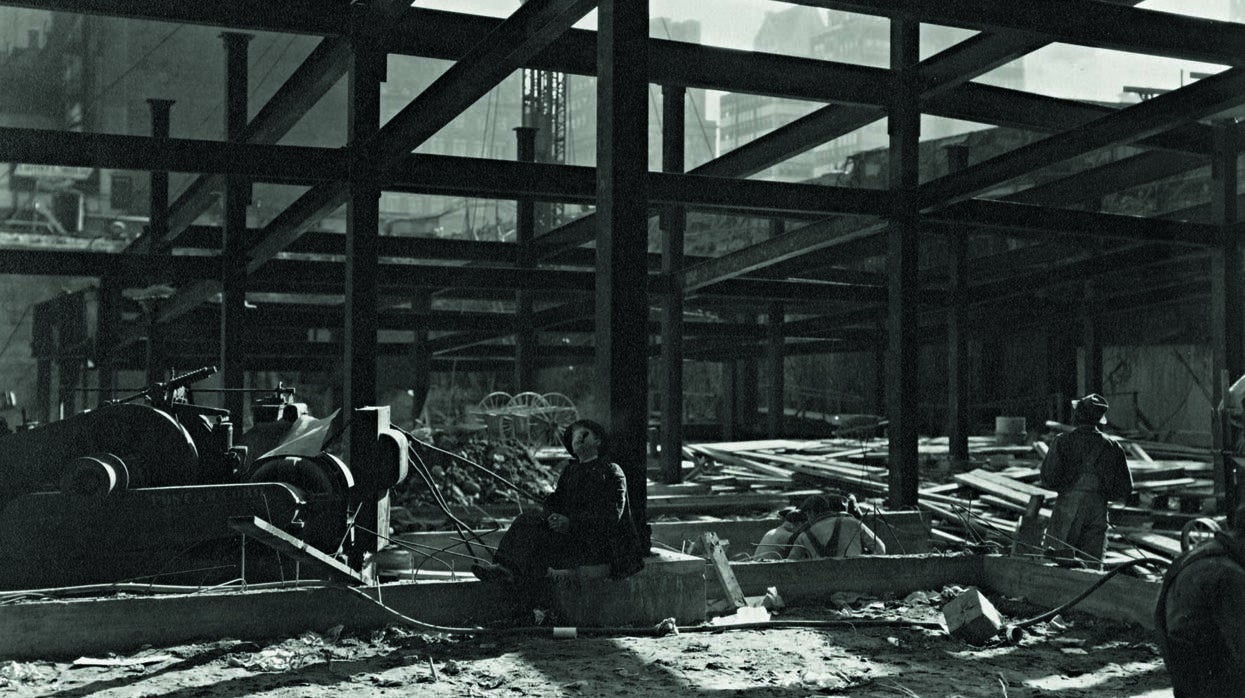 Detalle de una fotografía tomada por Abbott en 1932, durante la construcción del Rockefeller Center