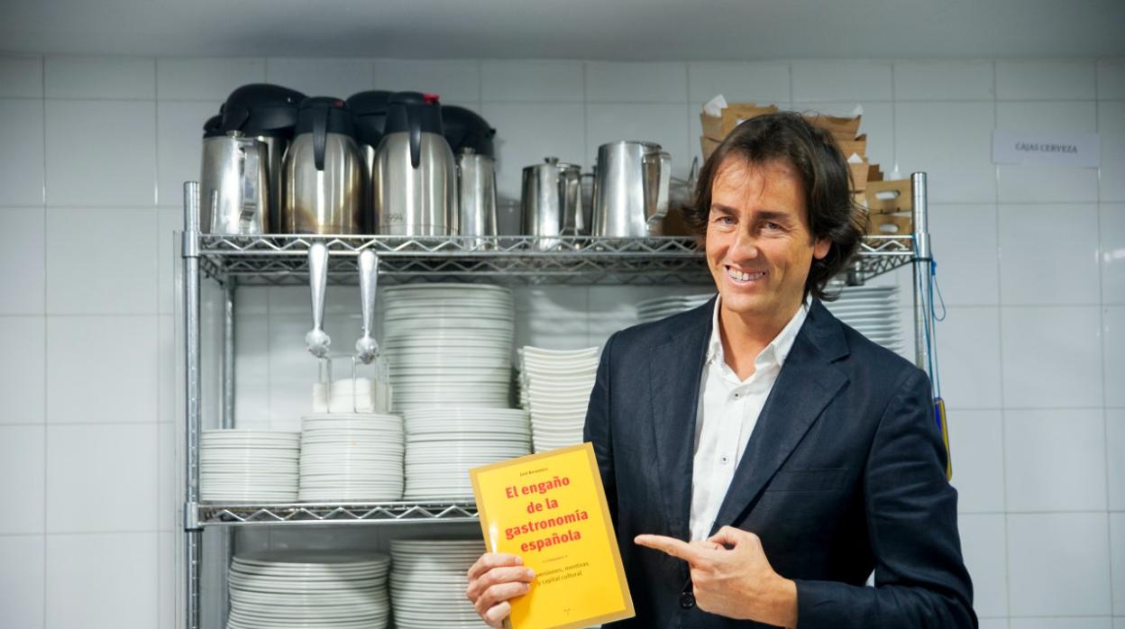 El gaditano José Berasaluce con su ensayo en el que destripa el fenómen0 gastronómico español