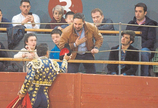 El Cid brindó su toro de Victorino a Santiago Abascal, acompañado por Morante de la Puebla; en la segunda fila, Fernando Sánchez Dragó