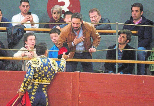 El Cid brindó su toro de Victorino a Santiago Abascal, acompañado por Morante de la Puebla; en la segunda fila, Fernando Sánchez Dragó