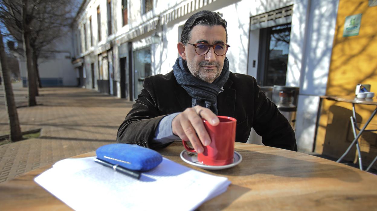 Manuel García tomando un té en la Alameda de Hércules